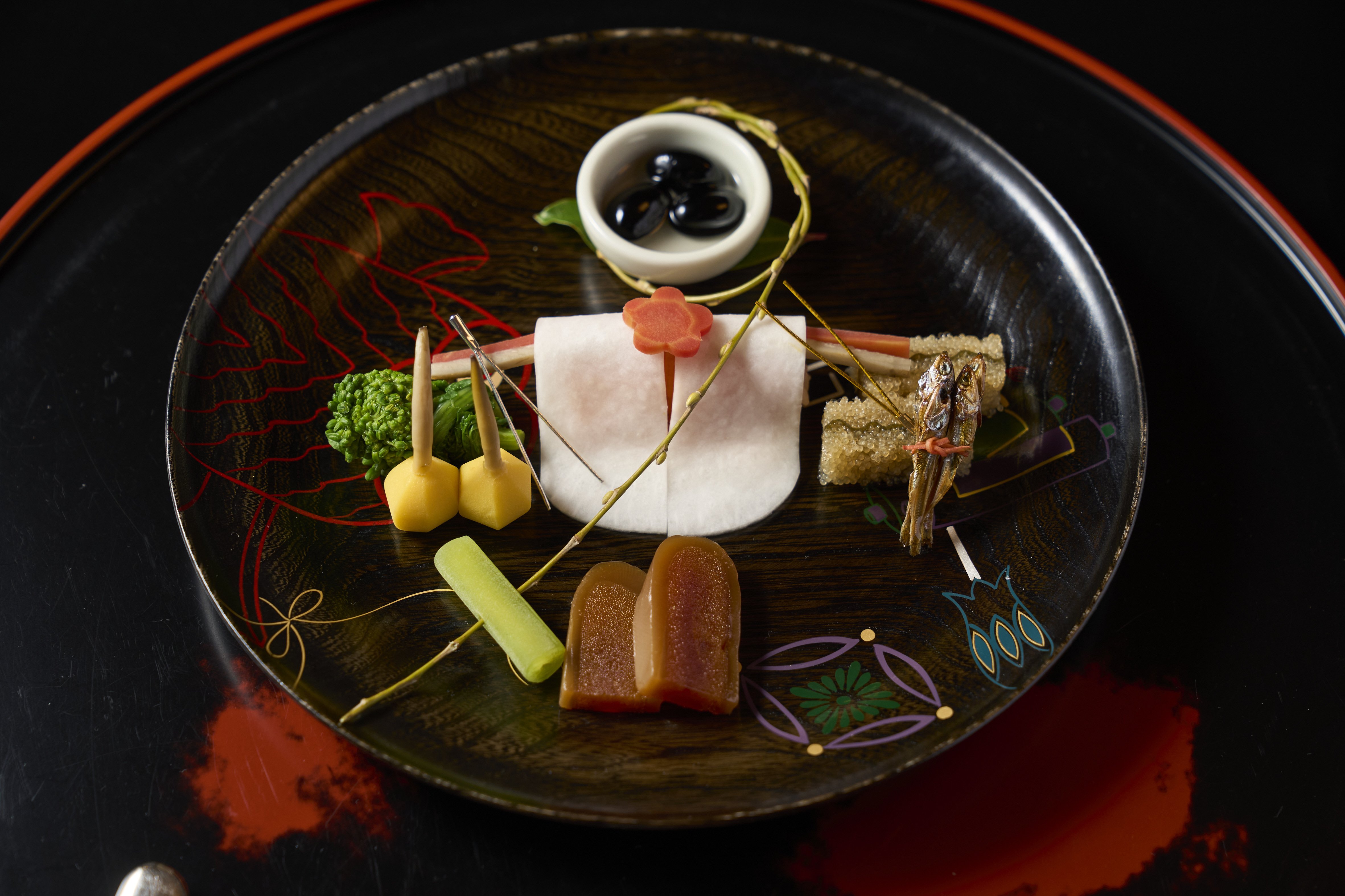  The hassun dish: meticulously decorated mountain vegetables and seafood