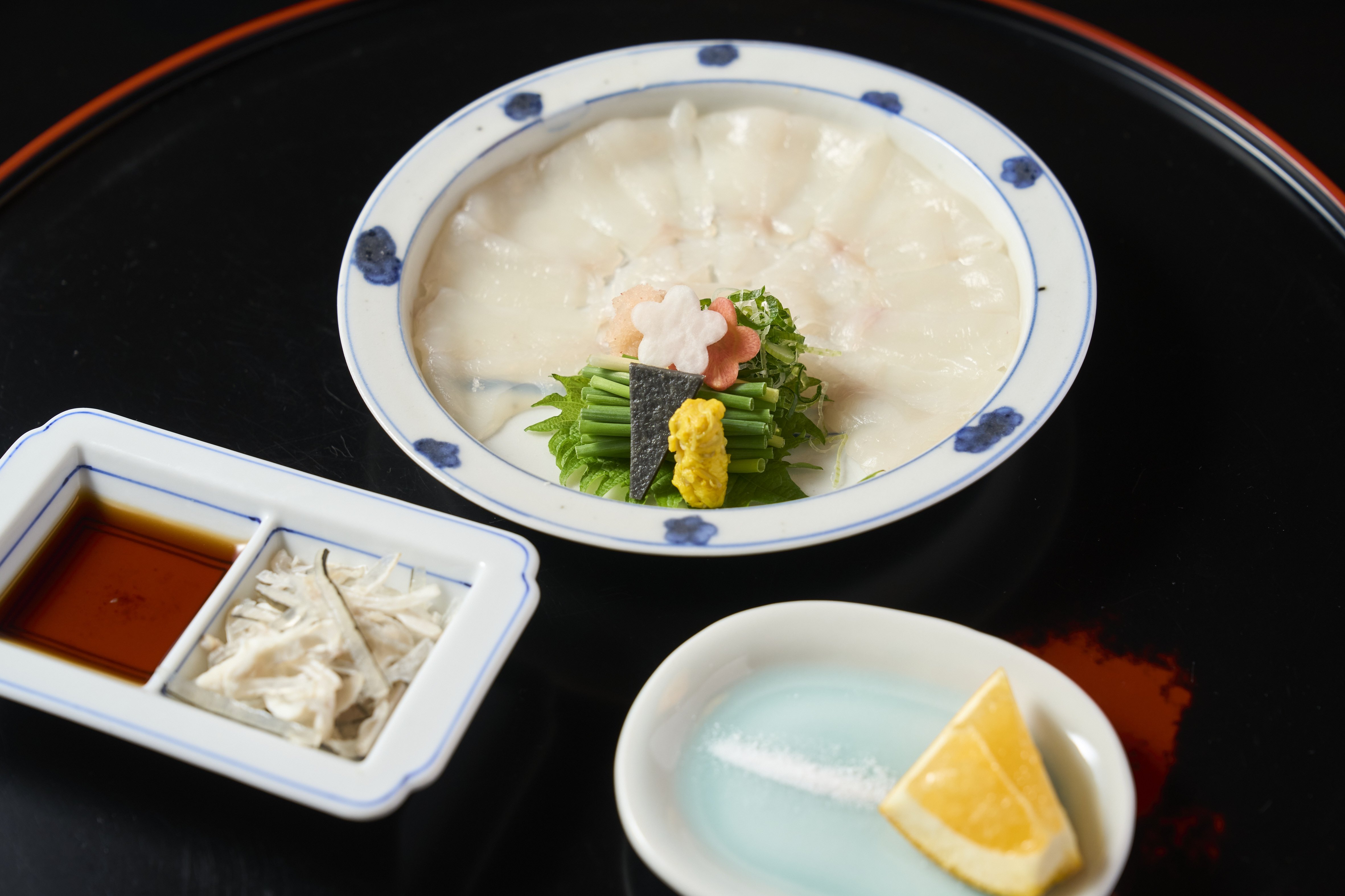  The first mukozuke dish: pufferfish sashimi, sliced thick to maintain good texture