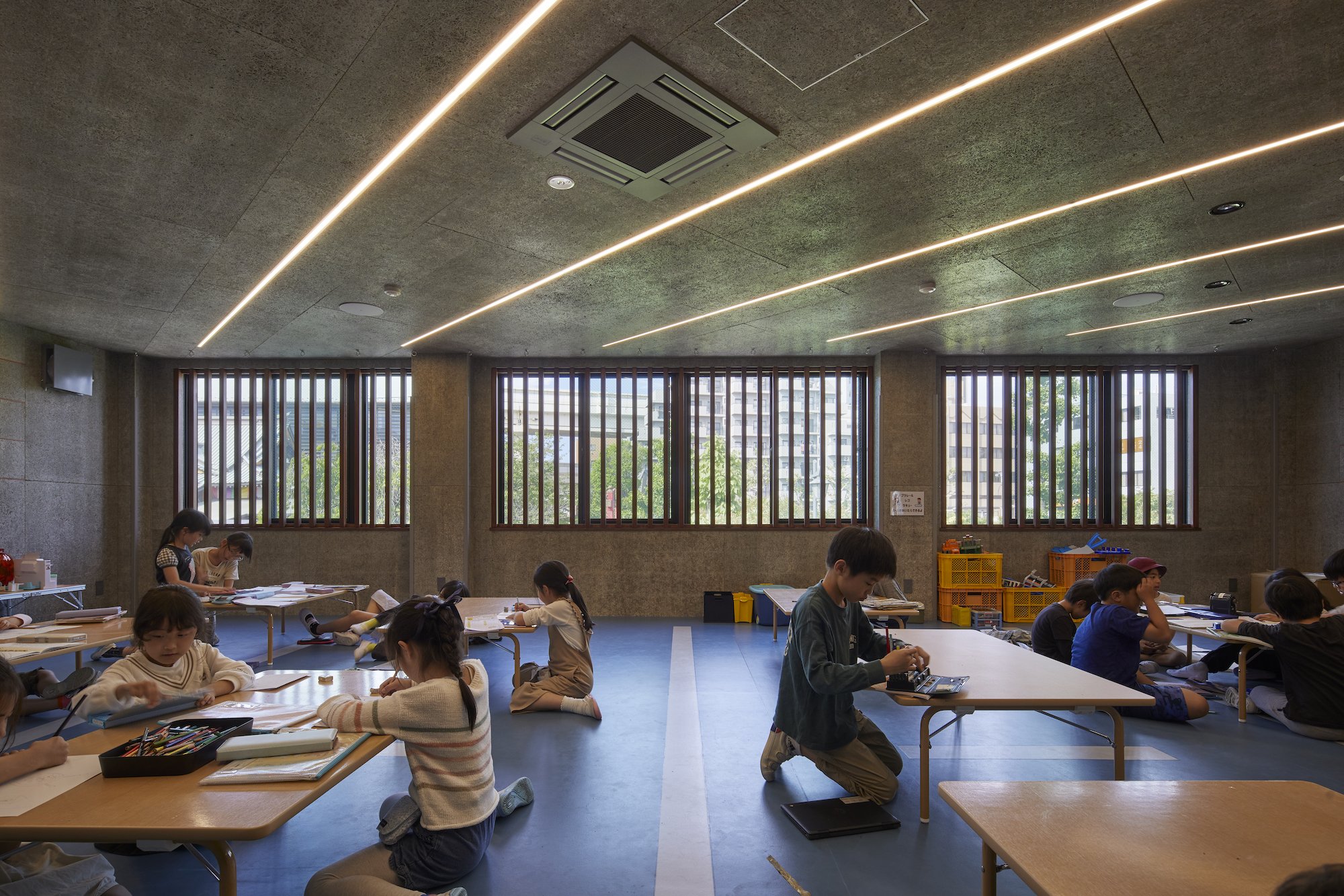 The facility accepts children from several elementary schools, creating an opportunity for inter-school interactions. ©Tomoyuki Kusunose