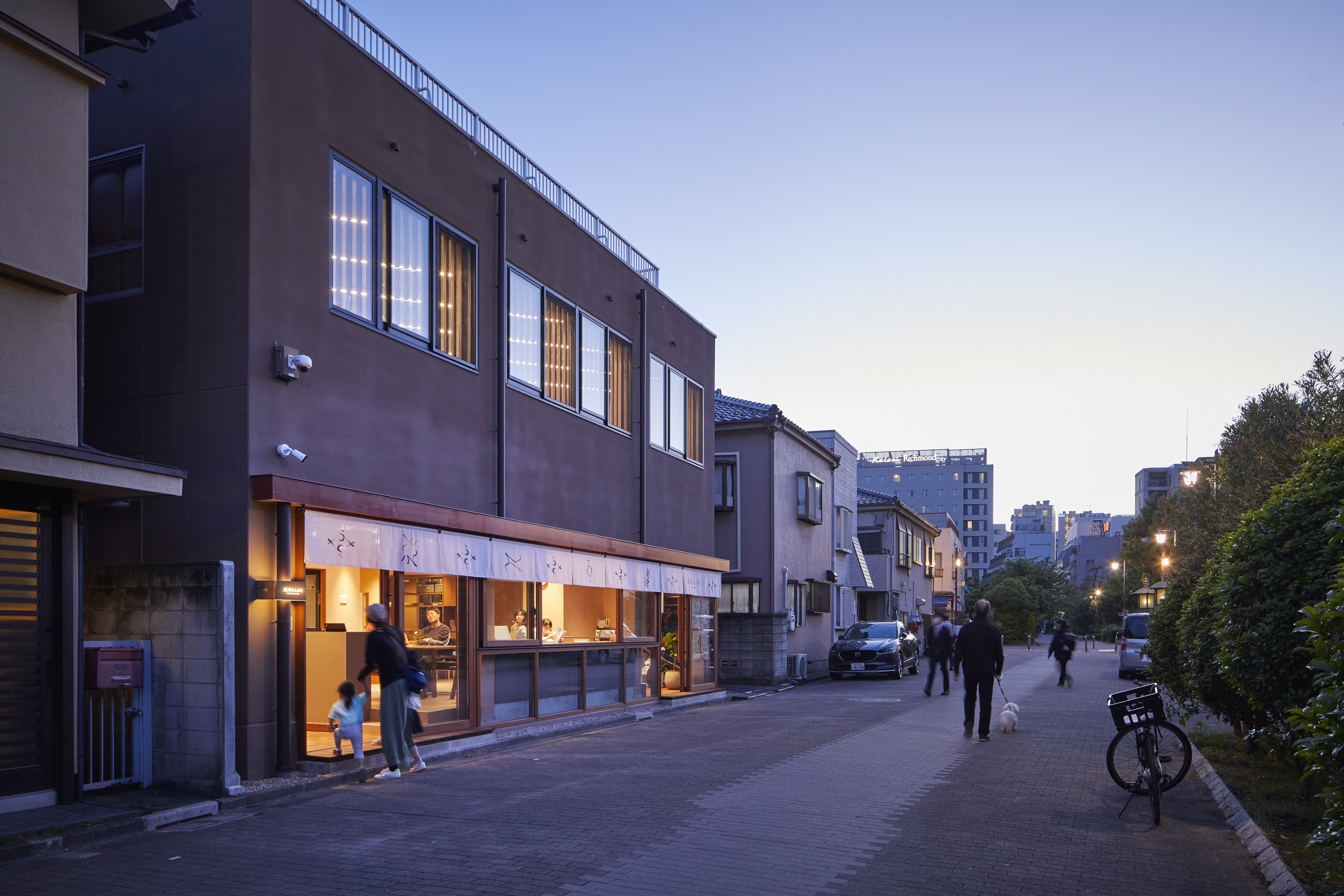 Its location in the Fukagawa Park area overflows with the shitamachi atmosphere. ©Tomoyuki Kusunose
