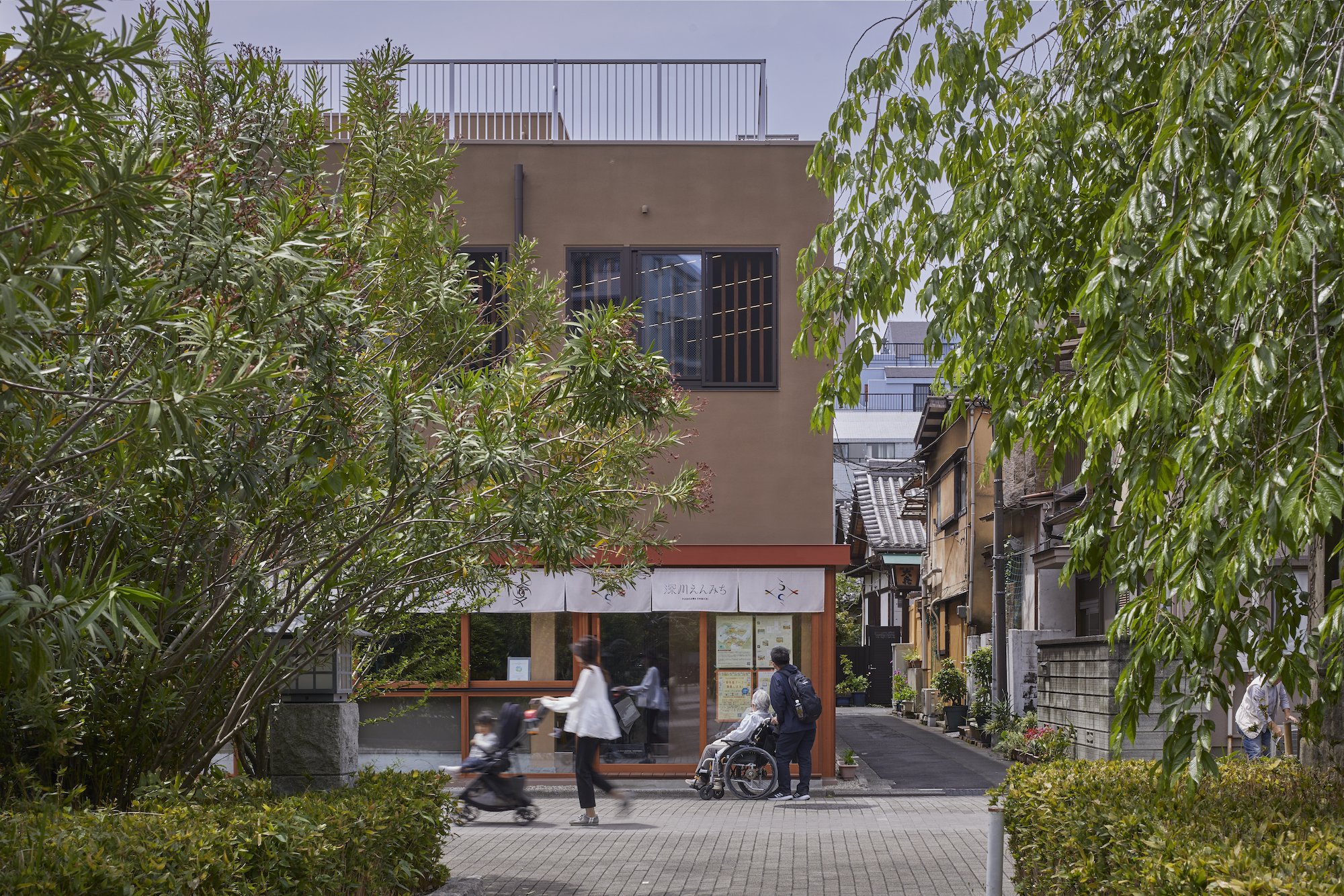 The remodeled funeral home is unrecognizable with its bright and open atmosphere. ©Tomoyuki Kusunose