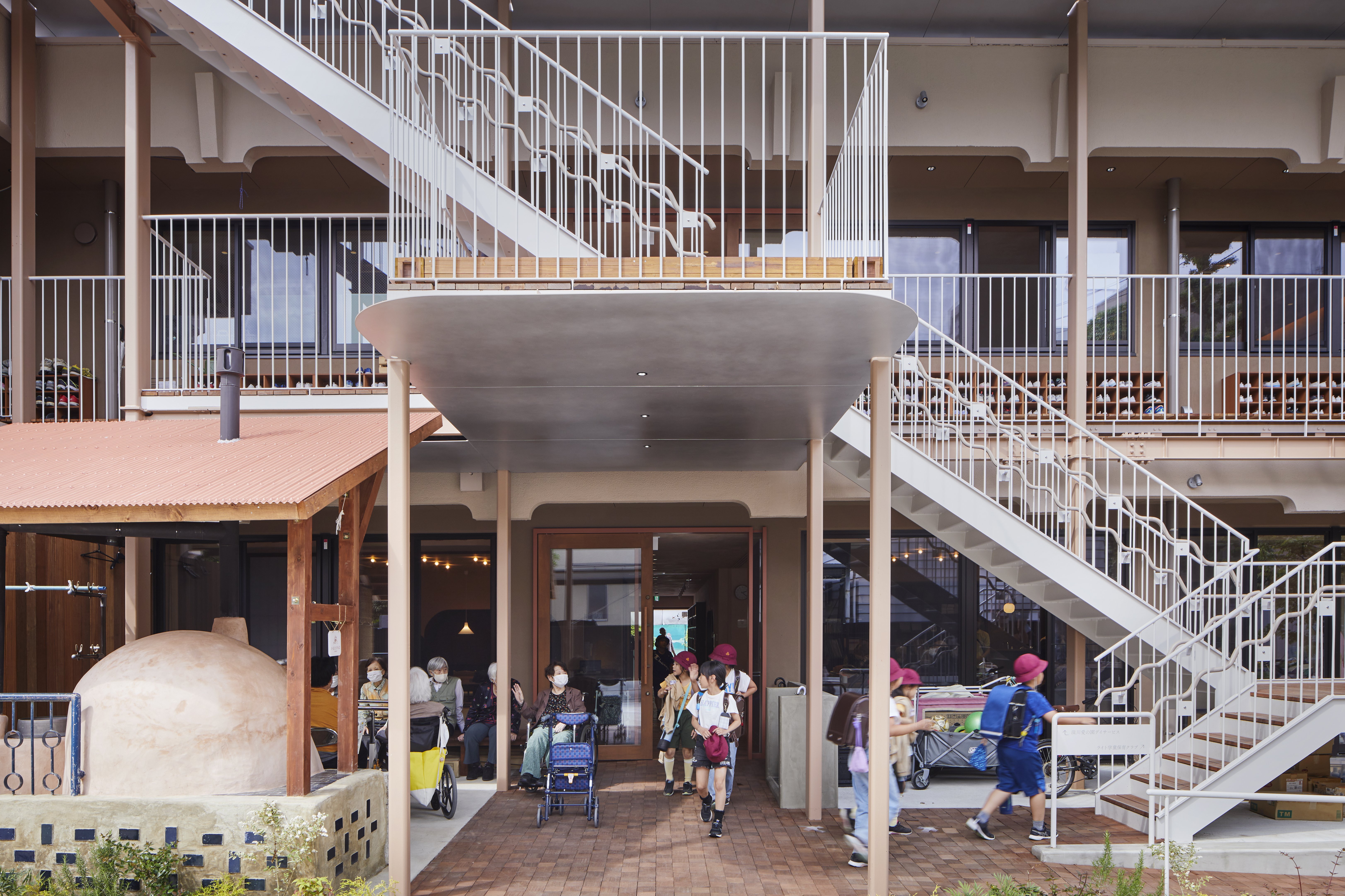 Children from the after-school care program enter the building through the adult day care section. ©Tomoyuki Kusunose