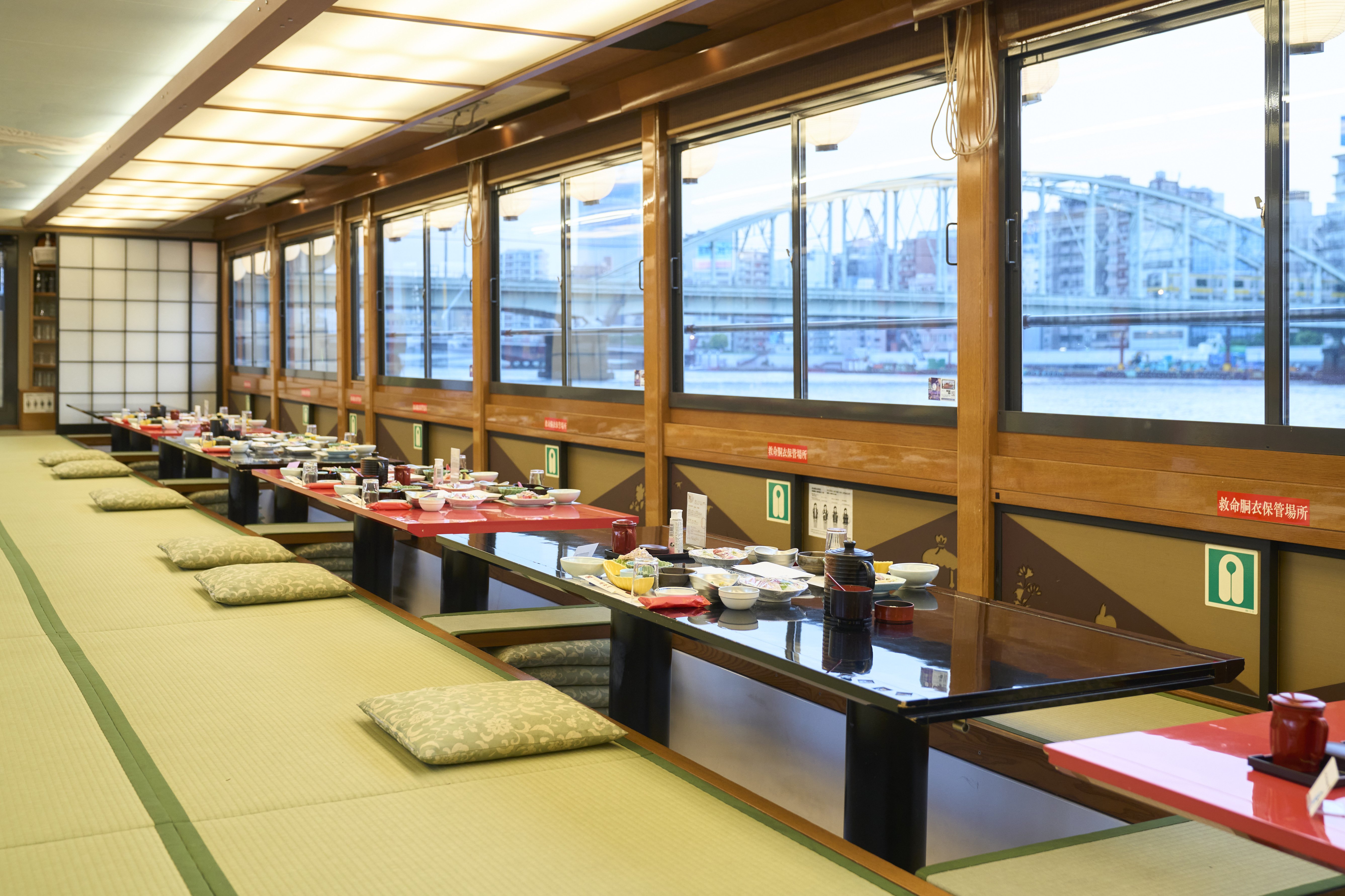 The Shirasagi's sunken floors make for comfortable seating.
