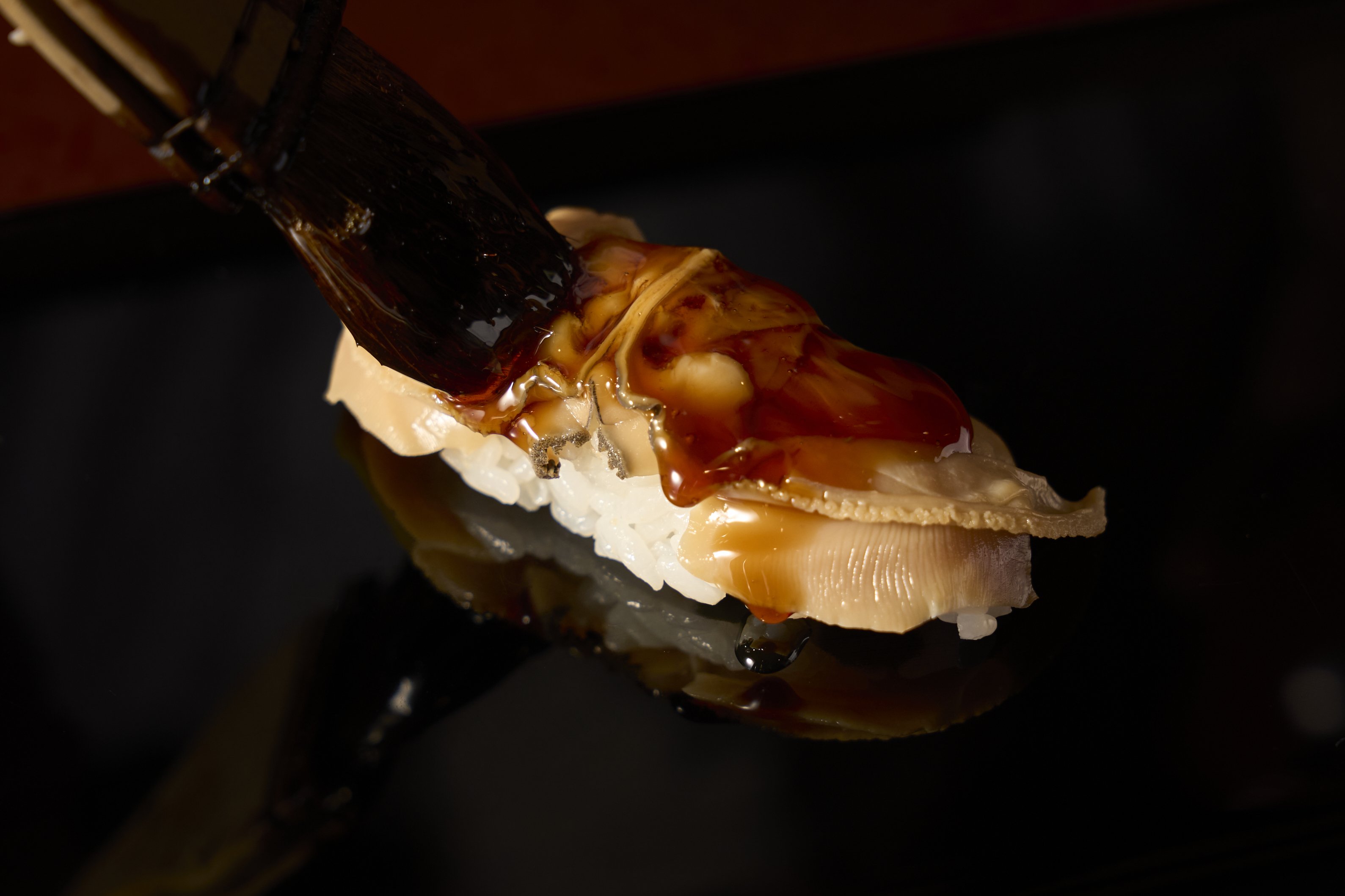 <i>Hamaguri</i> (common orient clam) is considered a classic of Edomae sushi.