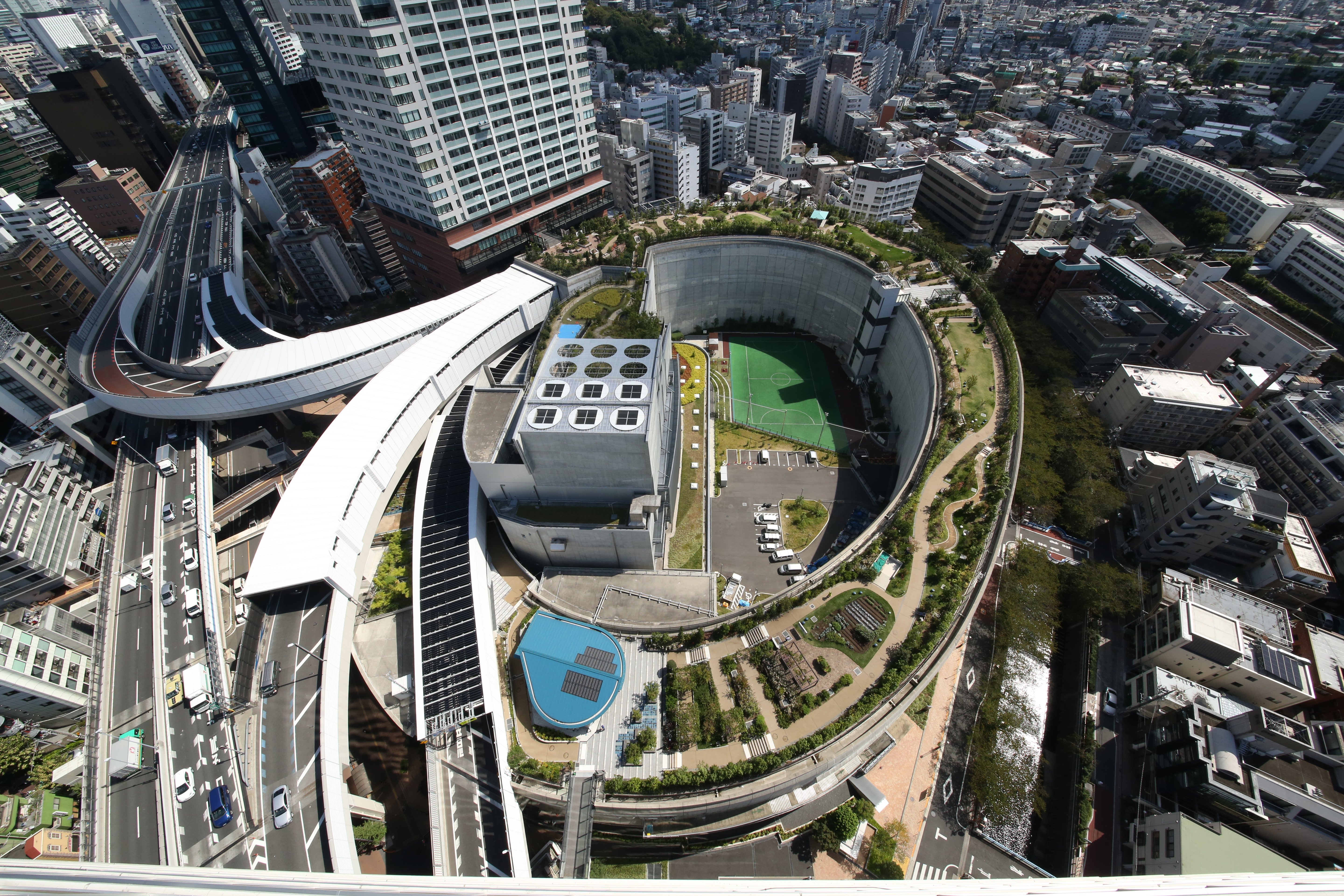 Aerial view of Ohashi Junction with Ohashi Sato no Mori and Meguro Sky Garden on the rooftop. Photo: courtesy of Metropolitan Expressway Co., Ltd.