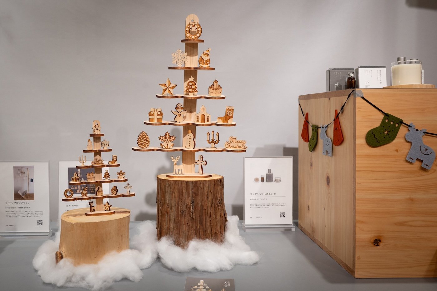 Winter-themed woodworking at the TOKYO MOKUNAVI showroom.