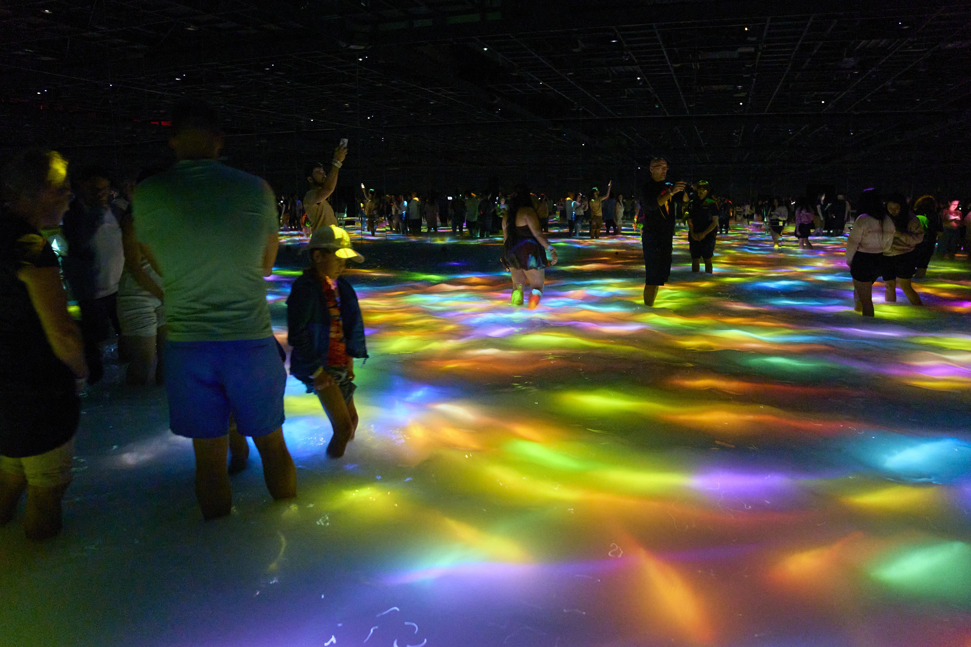 Drawing on the Water Surface Created by the Dance of Koi and People - Infinity.