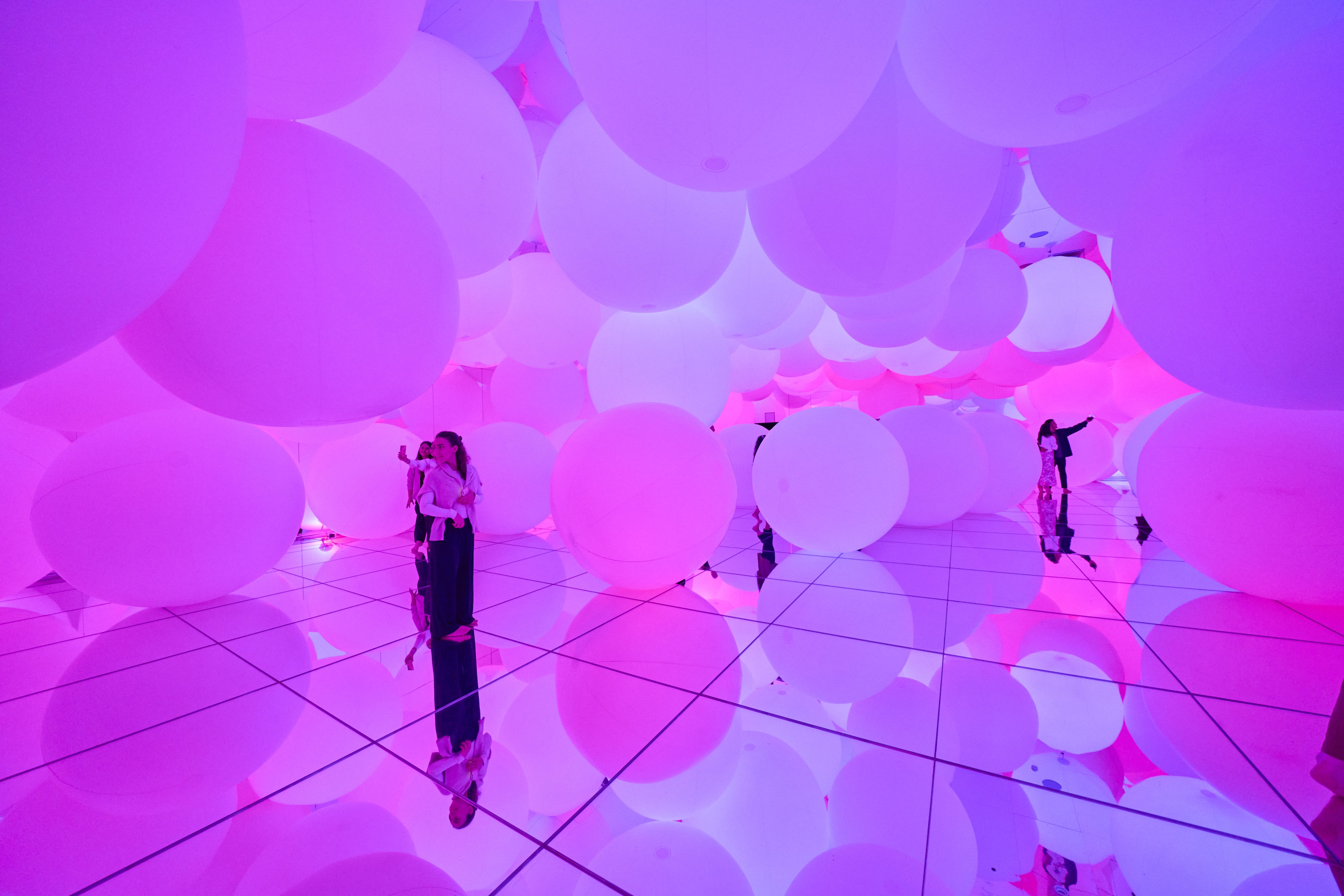 Expanding Three-dimensional Existence in Transforming Space - Flattening 3 Colors and 9 Blurred Colors.