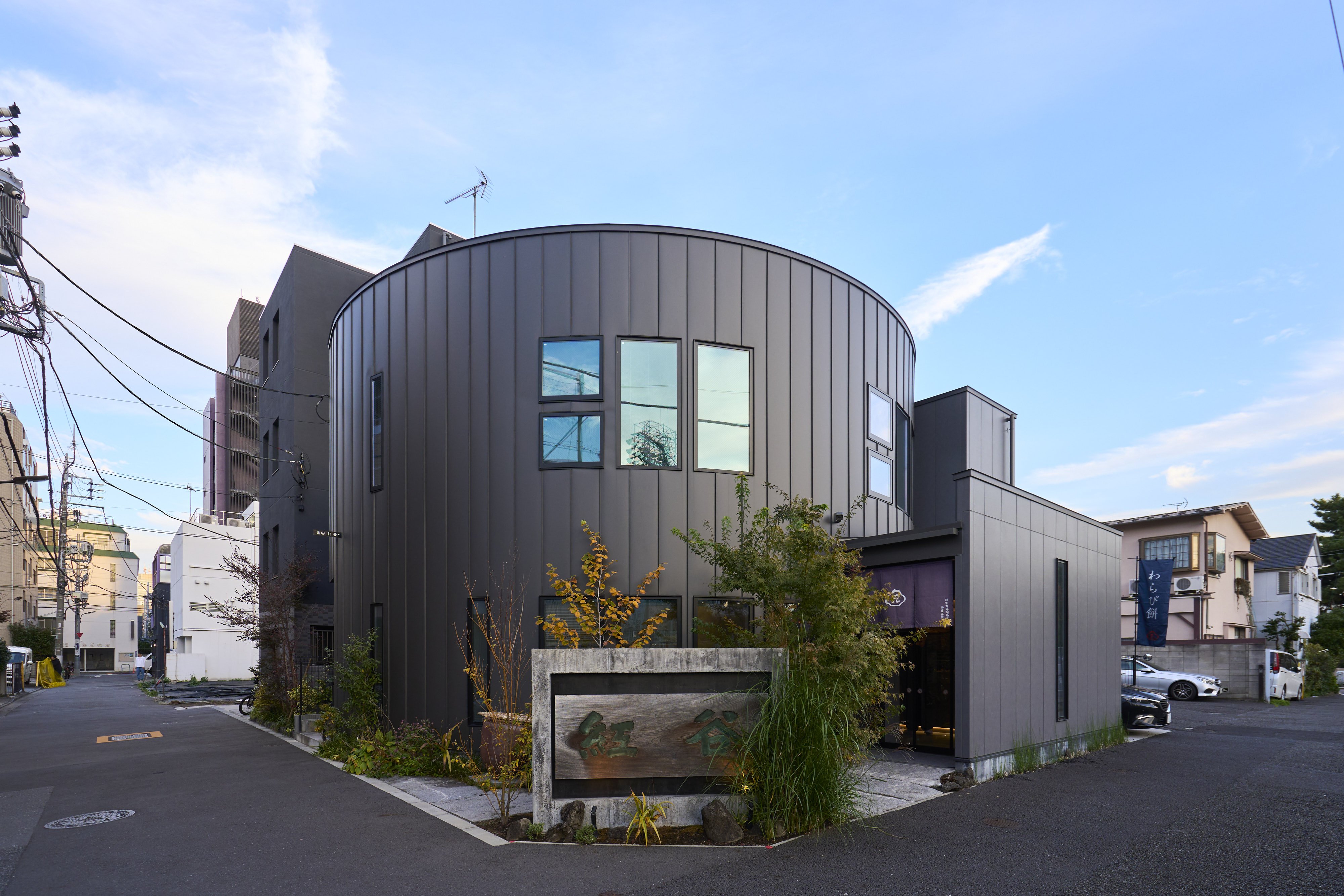 Just a five minute walk from Gaienmae Station on the Tokyo Metro Ginza Line.