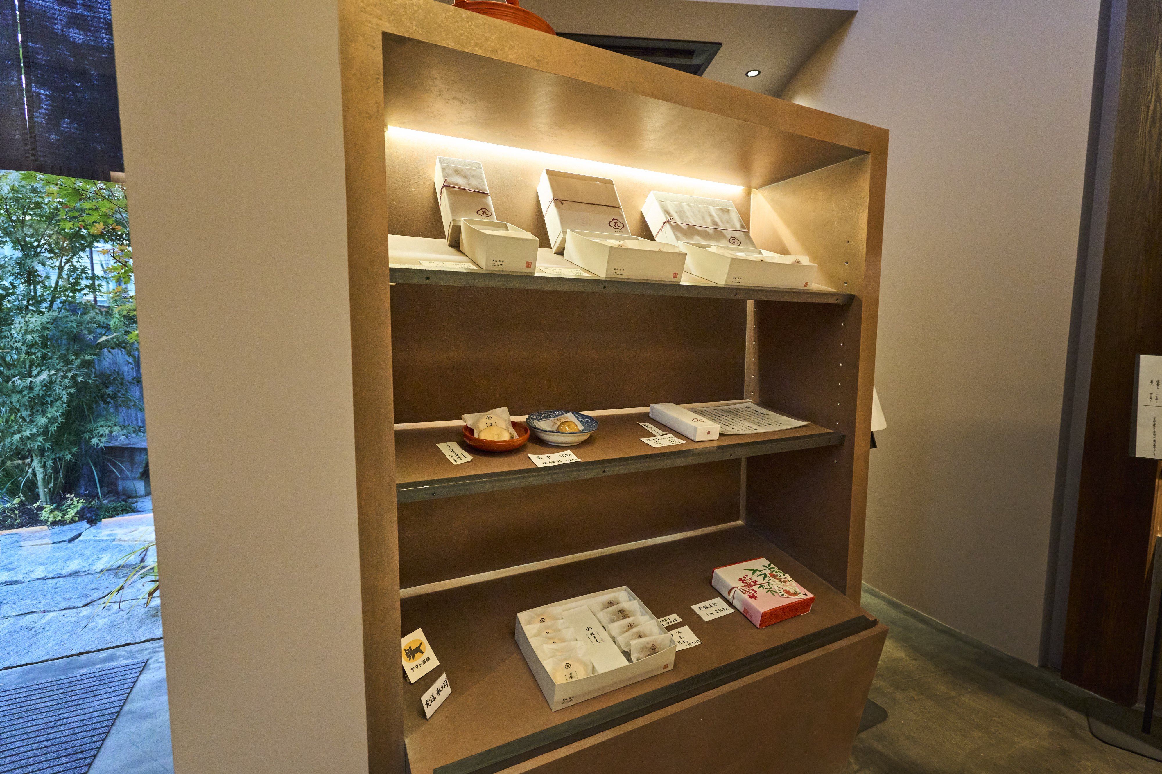 Items such as monaka (wafer sandwiches filled with sweet bean paste)  and sekihan (glutinous rice cooked with azuki beans) are also available.