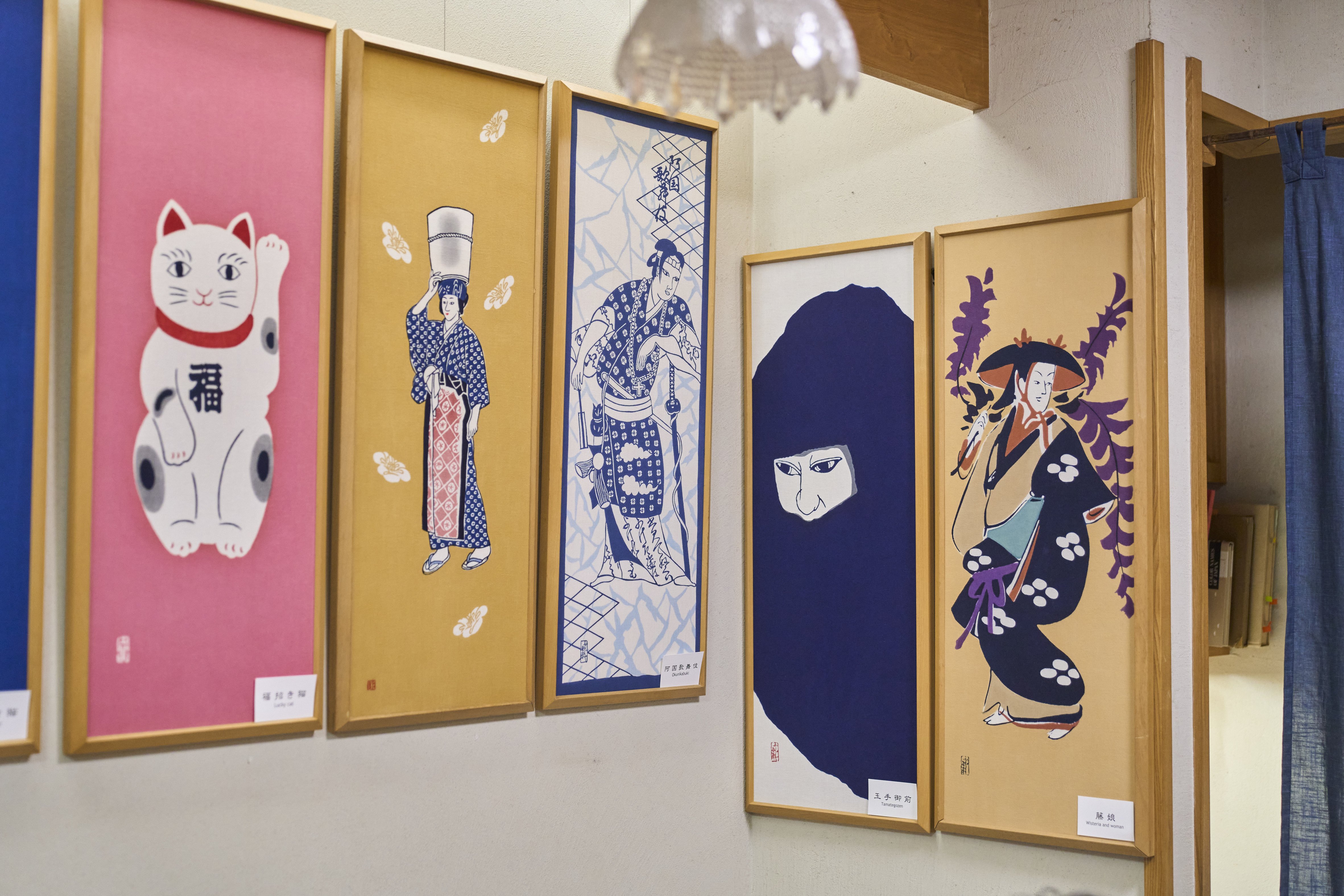 During the interview, many visitors from overseas stepped inside, pausing to take in the colorful tenugui on display.