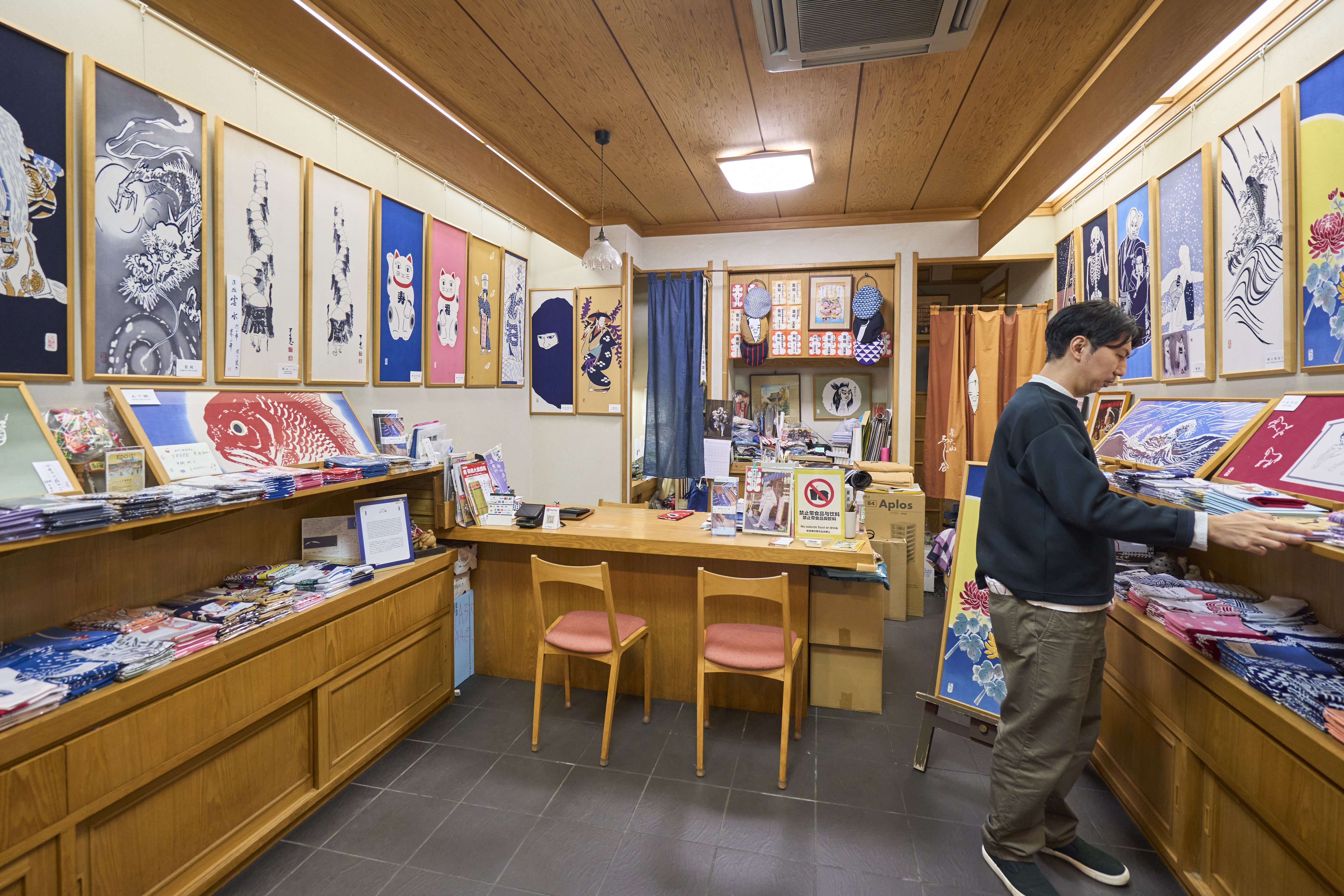 Fujiya's shop, located between Sensoji Temple and Kaminarimon in Asakusa.