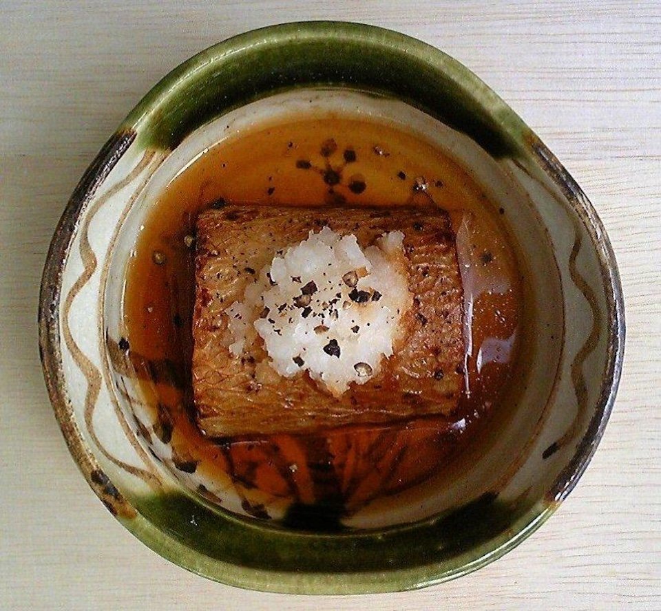 Deep-fried daikon radish topped with grated daikon, known as agedashi daikon. ©Edo Culinary Culture Research Institute. Reproduction prohibited.
