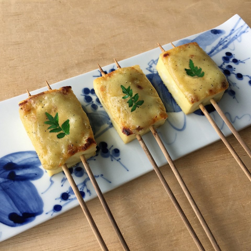 Grilled tofu dengaku topped with kinome (young sansho pepper leaves). ©Edo Culinary Culture Research Institute. Reproduction prohibited.