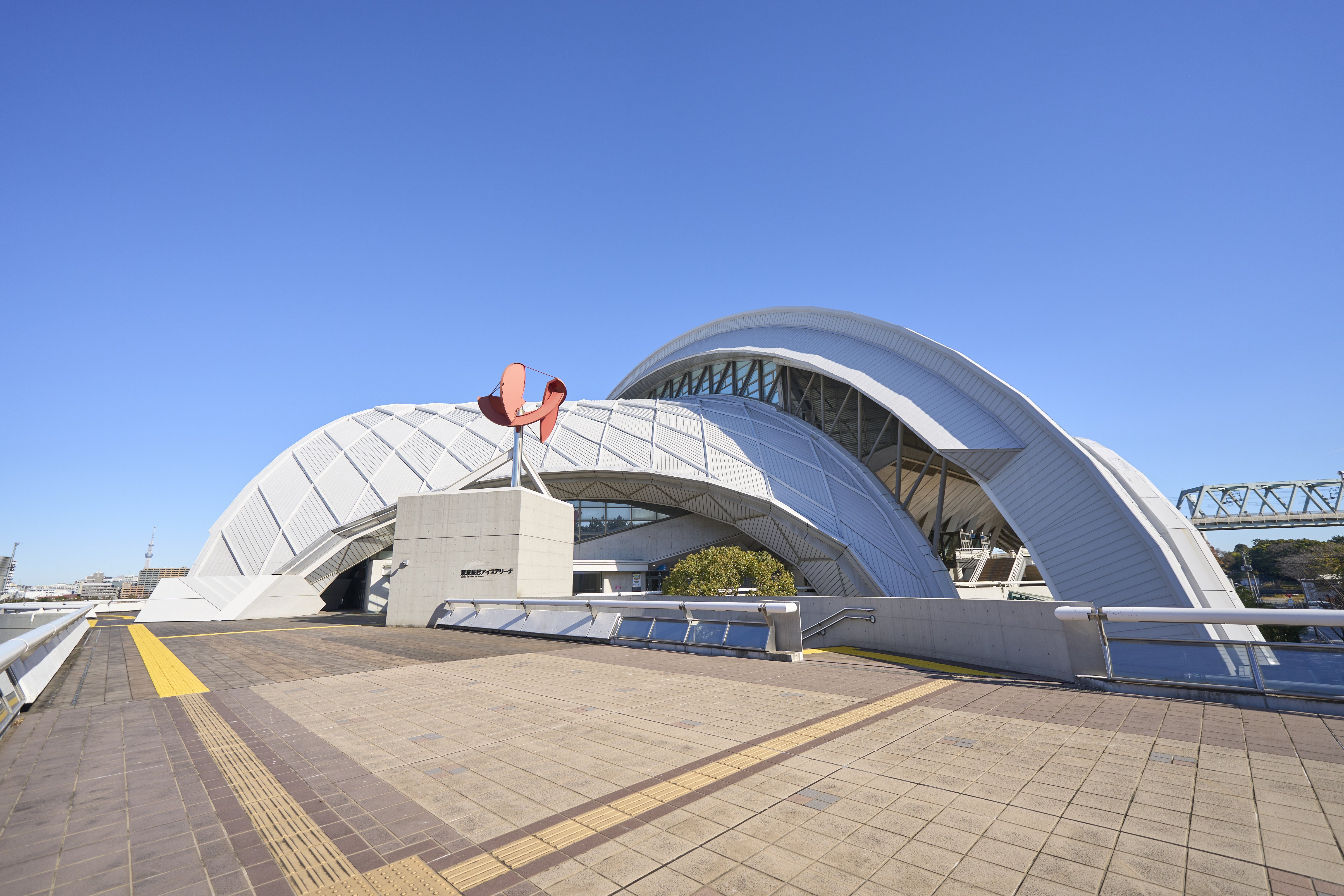 The Tatsumi International Swimming Center, the facility's predecessor featured a design inspired by a bird taking flight.
