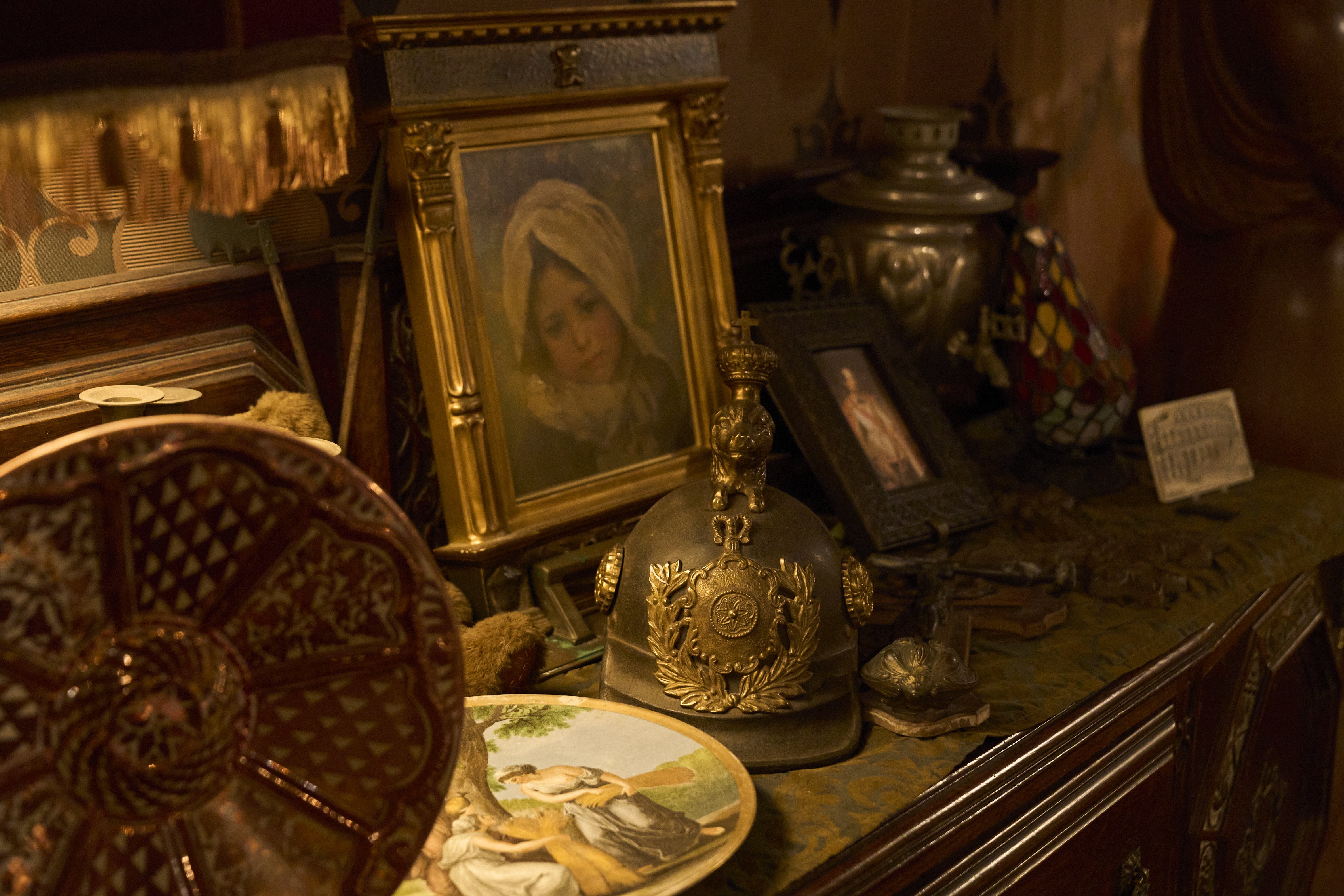 A variety of antiques add to Dobro's cozy atmosphere.