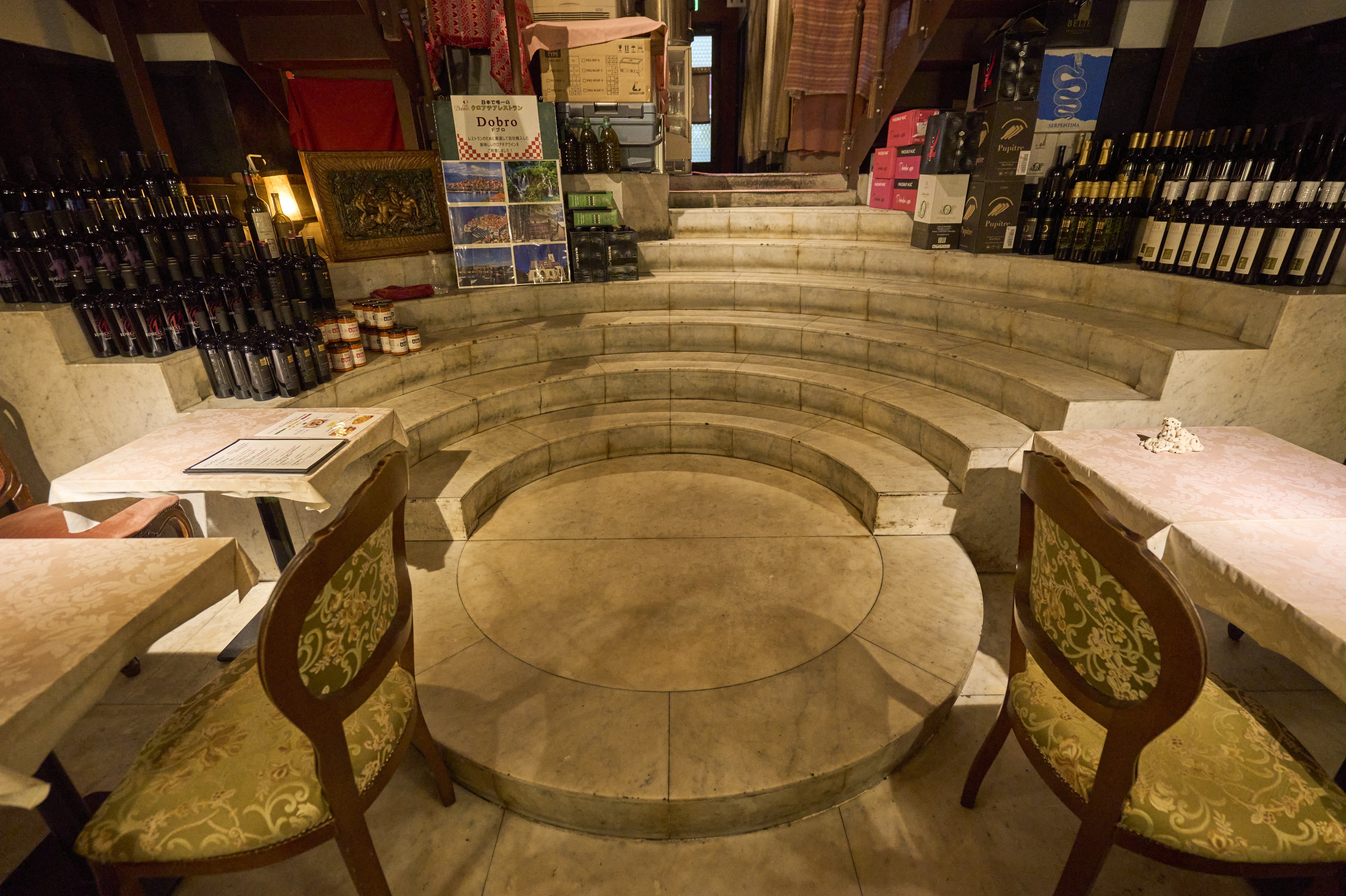 The staircase connecting both floors evokes the shape of an amphitheater.