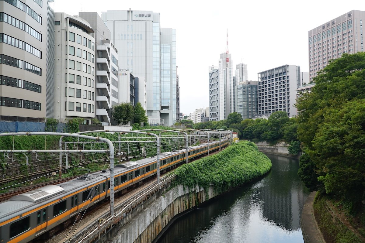 01-canal-and-train.JPG