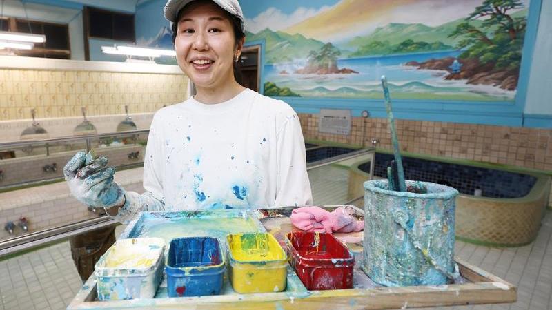 Youngest Artisan to Inherit "Sento" Paint Art of Mt. Fuji